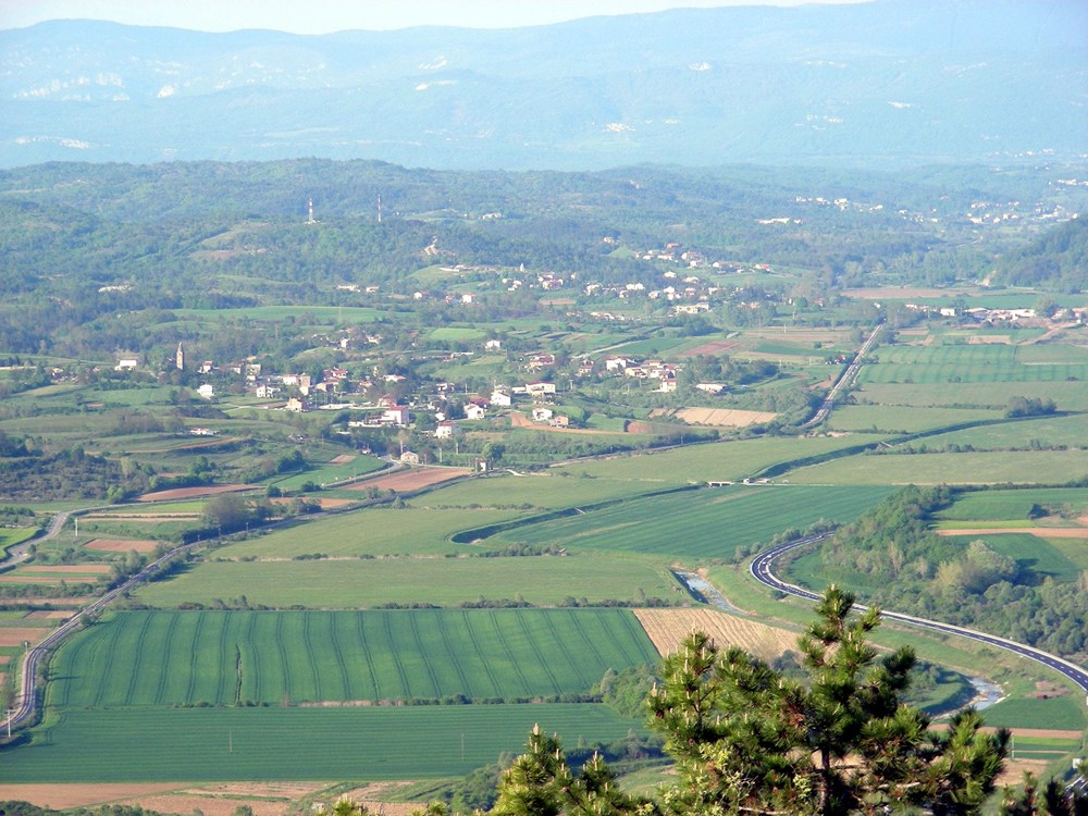 S lindarskog zvonika proteže se pogled na Pazinske Novake, Valu i dio općine Cerovlje (Snimio Anđelo Dagostin)